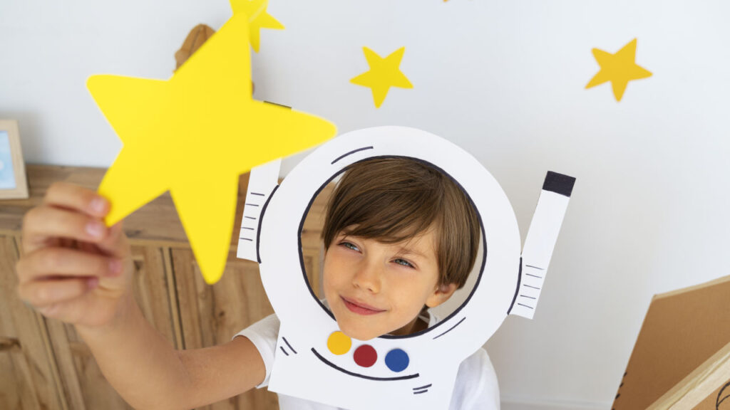 bambino che gioca a fare l'astronauta