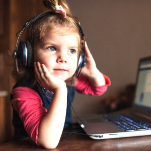 bambina che ascolta con cuffie auricolari