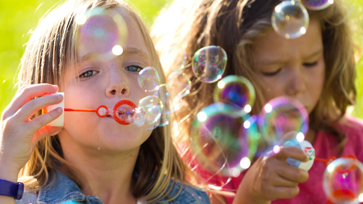 bambine che giocano con le bolle di sapone